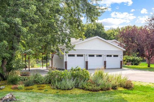 902 76th Avenue S, Fargo, ND 58104