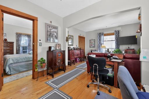 04_6124_4th_Ave_S-Living_room-1183.jpg