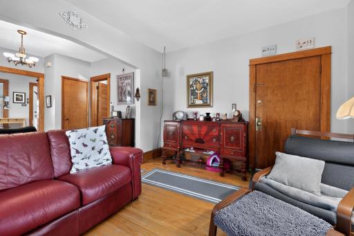 03_6124_4th_Ave_S-Living_room-1182.jpg