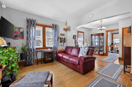 05_6124_4th_Ave_S-Living_room-1181.jpg