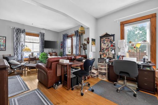 02_6124_4th_Ave_S-Living_room-1180.jpg