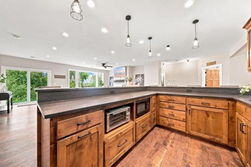 Full Entertainment Wet Bar - 8 Seat/Position - Lower Level