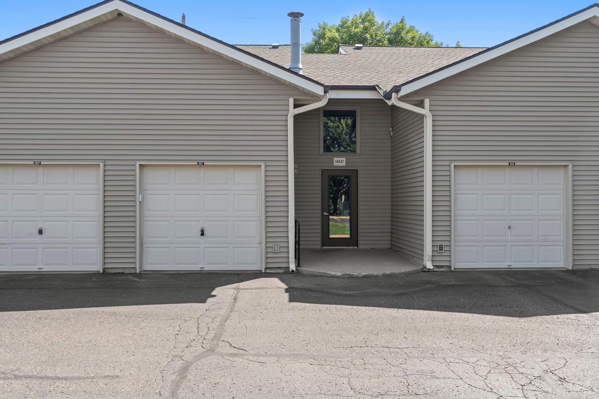 Welcome to this charming 2-bedroom, 1-bathroom main-level condo in the heart of Apple Valley, conveniently located near shopping, dining, local amenities, and numerous walking paths.