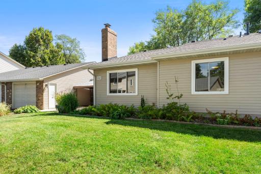 Nice front yard space, well manicured landscaping!