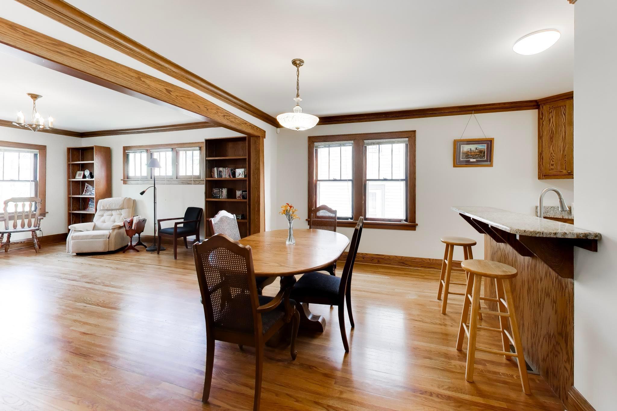 Flexible - eat at the table or the breakfast bar