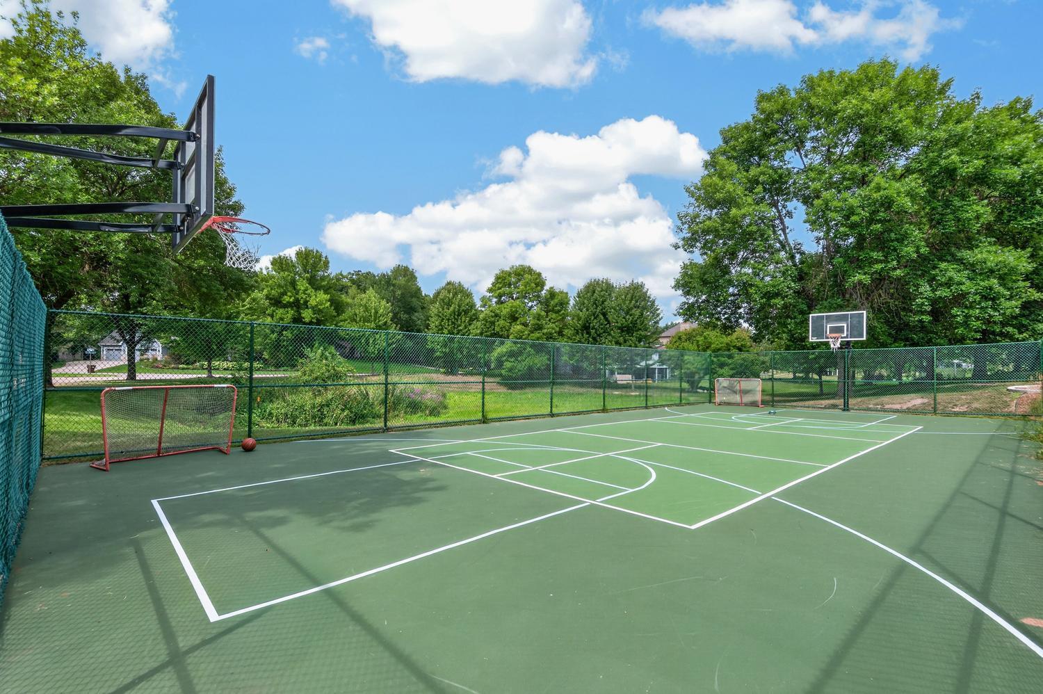 A closer photo of the court. The location is very close to all the award winning Westonka schools. It is an easy commute east to the cities.