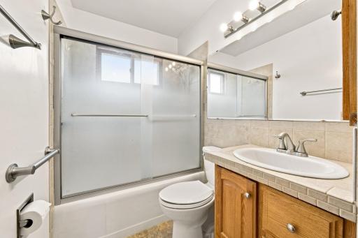 Bathroom - Main Floor Full