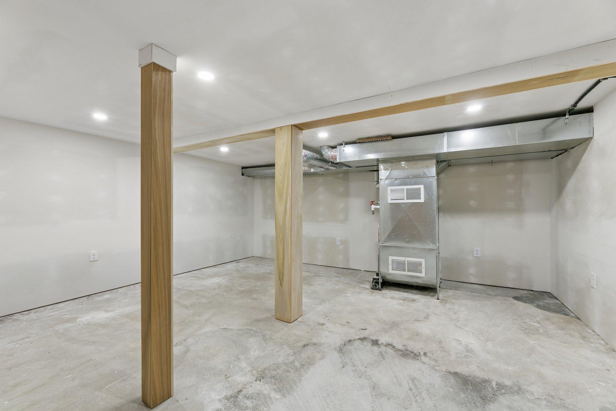 Plentiful Storage in Utility Room!