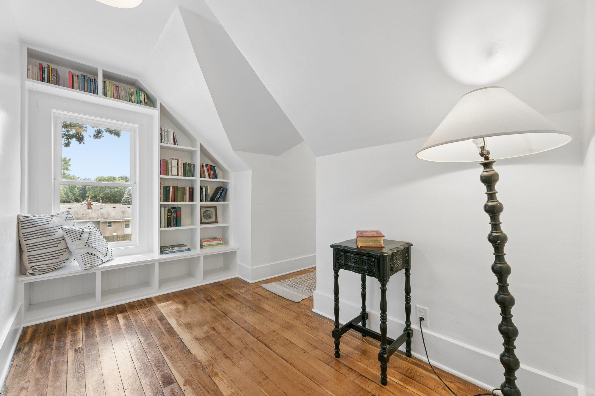 Charming nook to read a book!