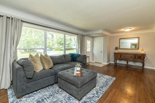 Living Room With Coved Ceilings and Plenty of Natural Light.