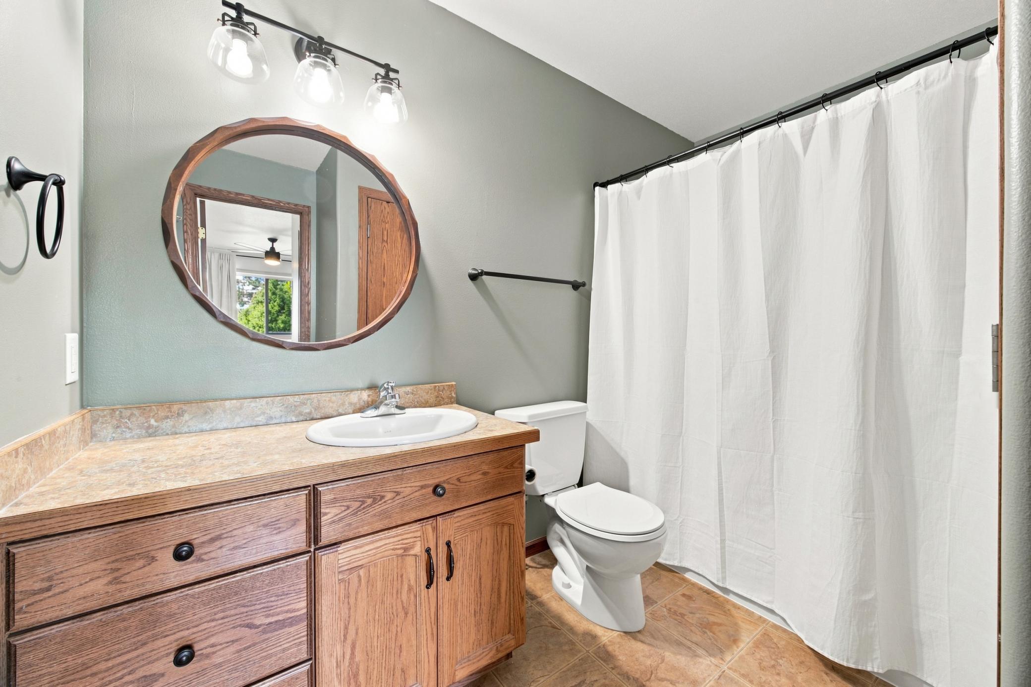 Upstairs Full Bathroom