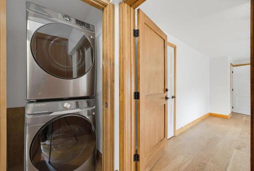 21_Photo_65_Upper_Level_Room.jpg