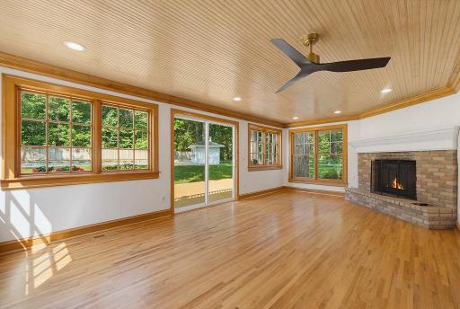 10_Photo_Sunroom_Vacant.jpg