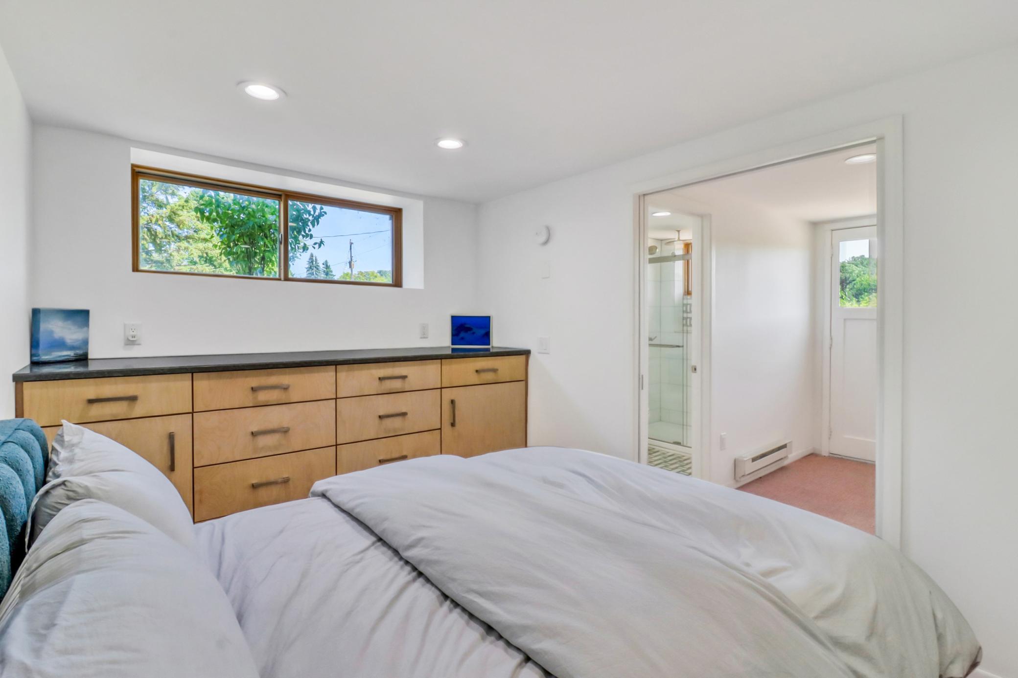 Guesthouse_Bedroom1_2.jpg
