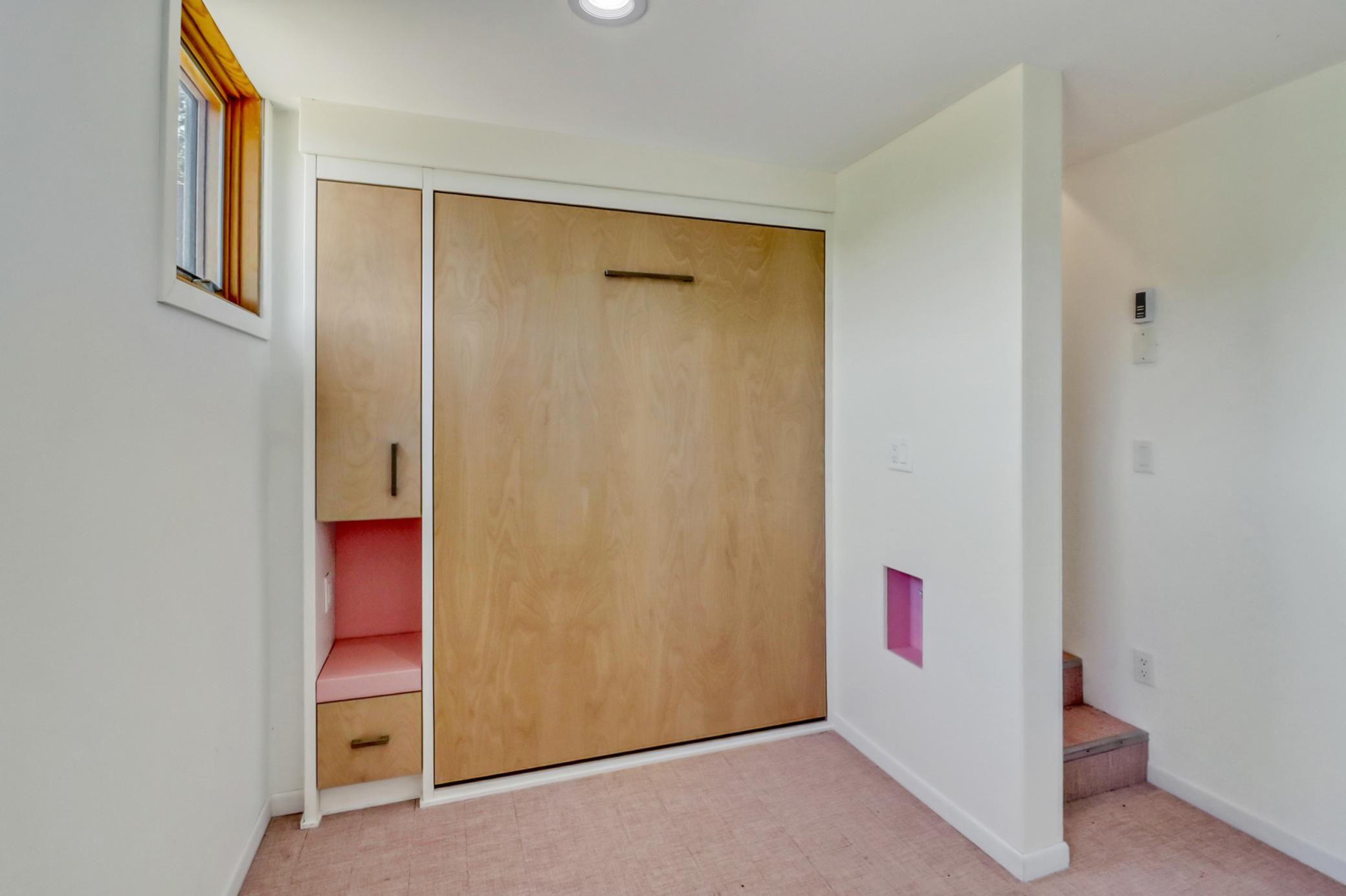 Guesthouse_Murphy Bed1_1.jpg