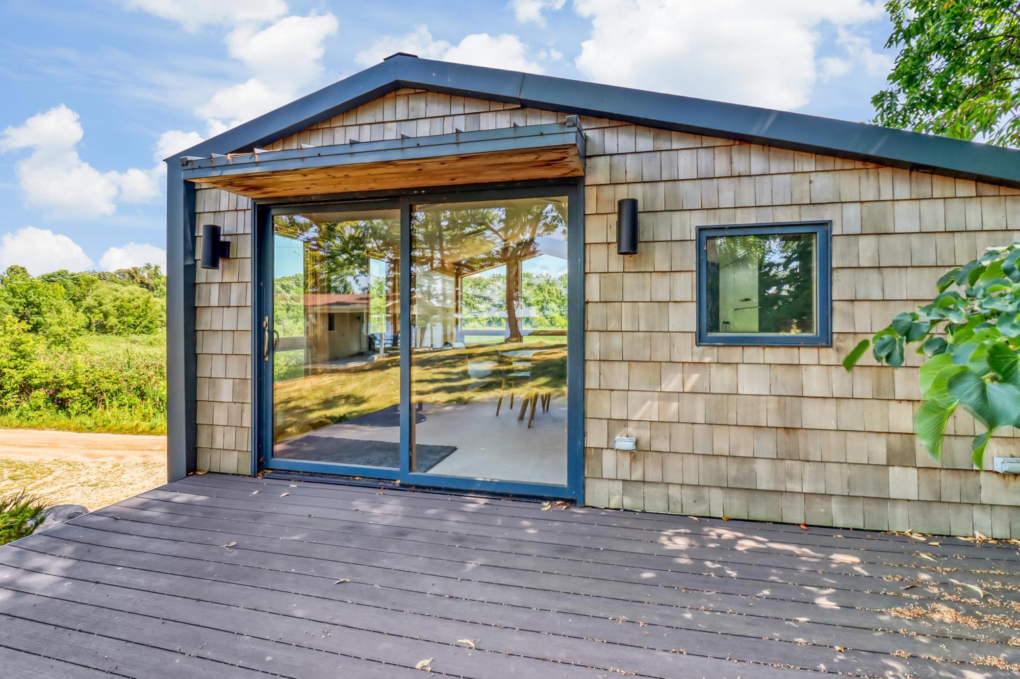Guesthouse_patio1_1.jpg