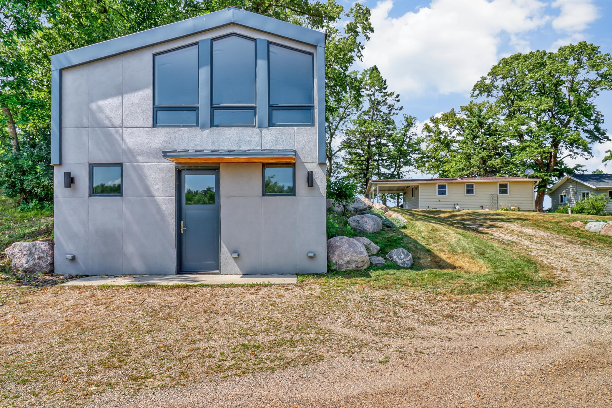 Guesthouse_exterior1_2.jpg