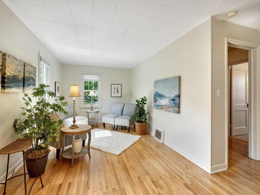 4 - Living Room.jpg