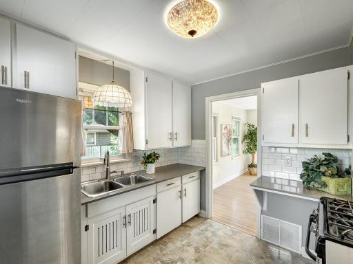 11 - Kitchen.jpg