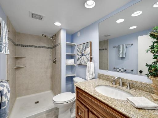 22 - Bathroom.jpg