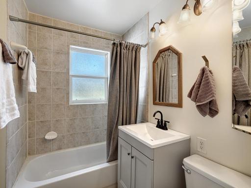 14 - Bathroom.jpg