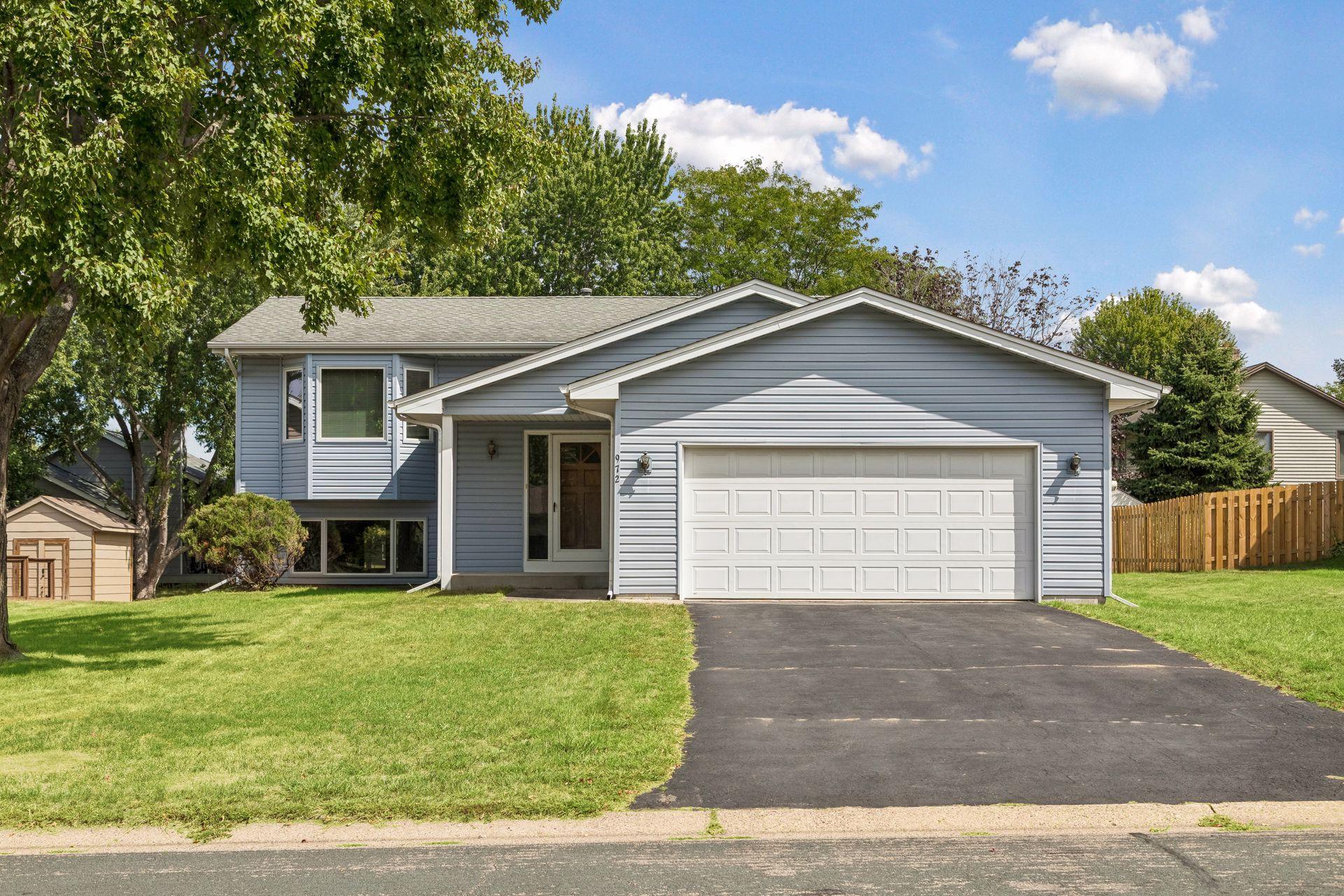 Welcome home to 972 Pointe Way in Eagan! A terrific location and layout!