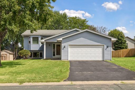 Welcome home to 972 Pointe Way in Eagan! A terrific location and layout!
