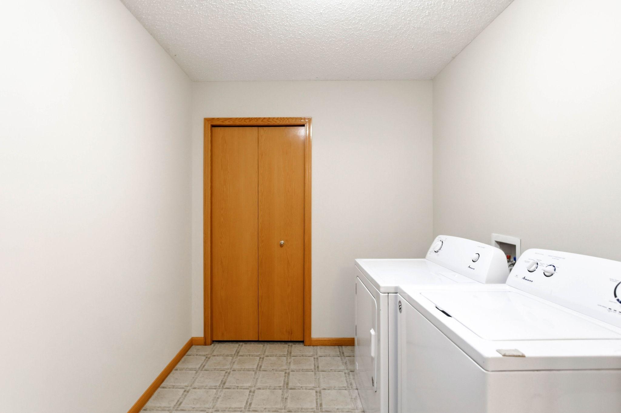 LAUNDRY / MUD ROOM