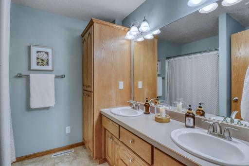Primary Bathroom1_0 (2).JPG