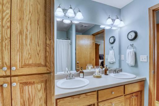 Primary Bathroom1_1 (5).JPG