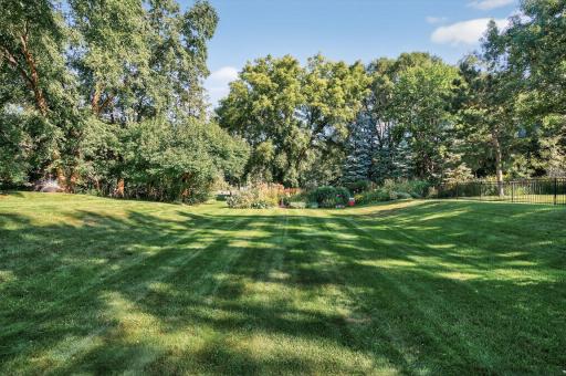 2277 Moreland Court E, Maplewood, MN 55119