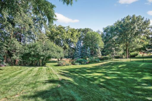 2277 Moreland Court E, Maplewood, MN 55119
