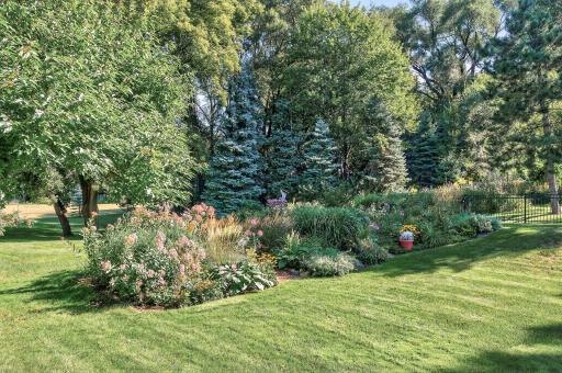 2277 Moreland Court E, Maplewood, MN 55119