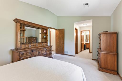 2277 Moreland Court E, Maplewood, MN 55119