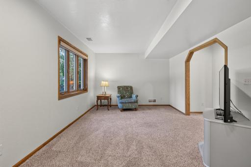 2277 Moreland Court E, Maplewood, MN 55119