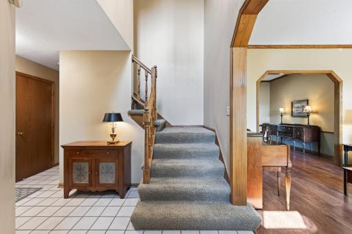 2277 Moreland Court E, Maplewood, MN 55119