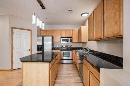 10-web-or-mls-111310-village-rd.jpg