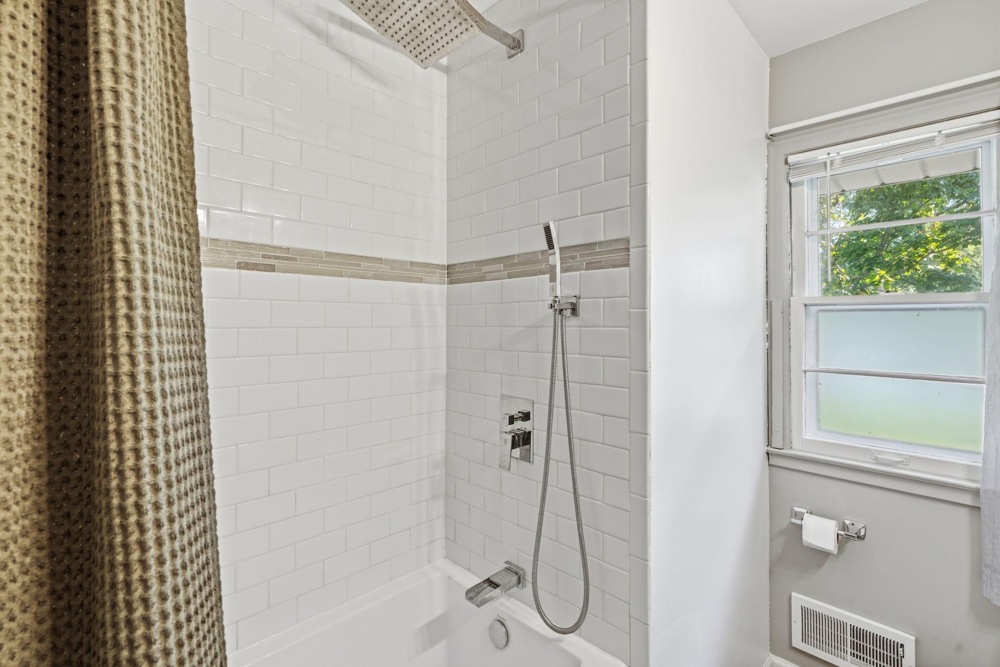Main Level Full Bathroom Shower/Tub