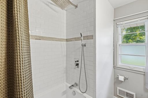 Main Level Full Bathroom Shower/Tub