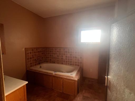 19 main bath.JPG