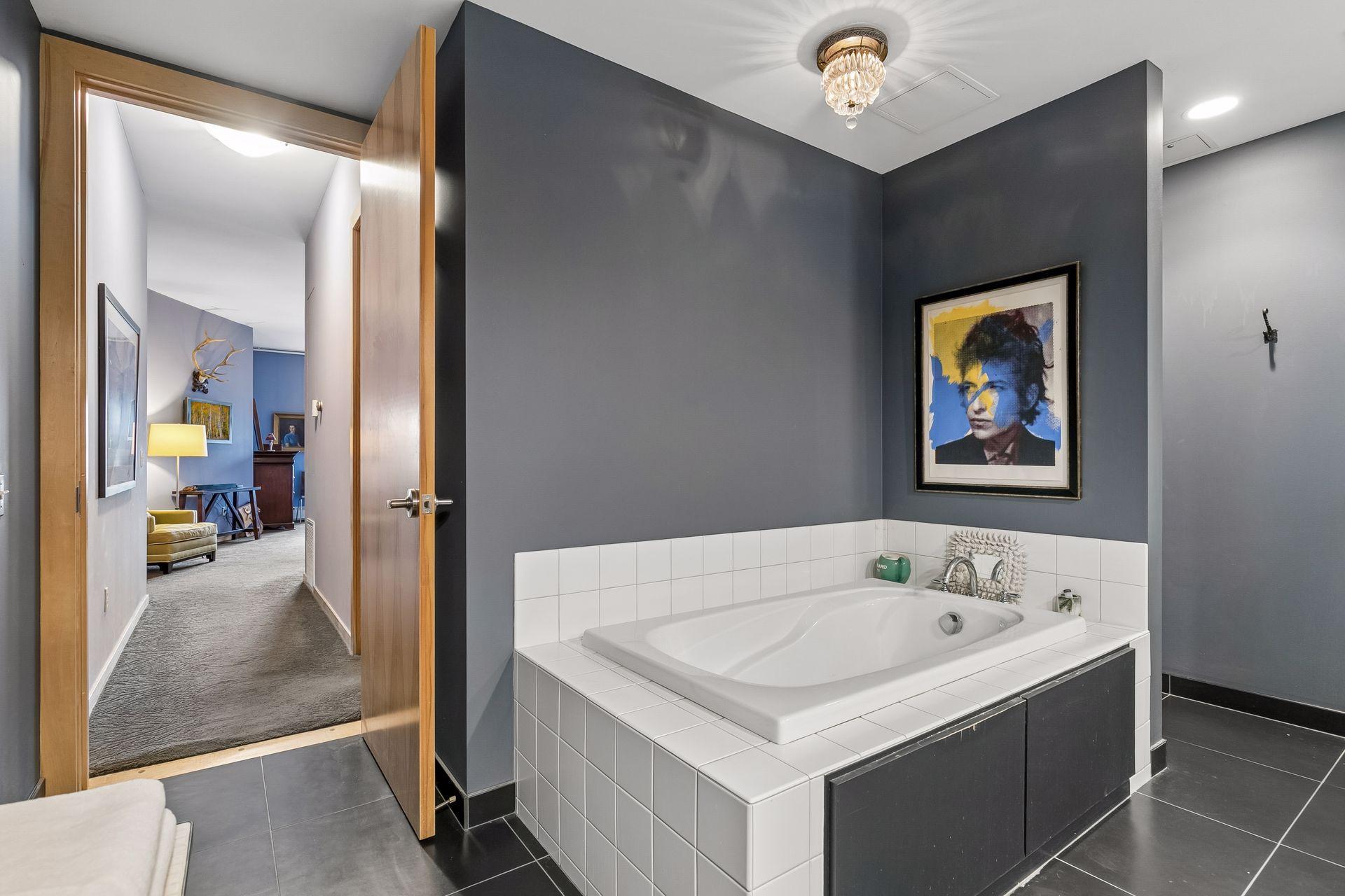 Soaking tub