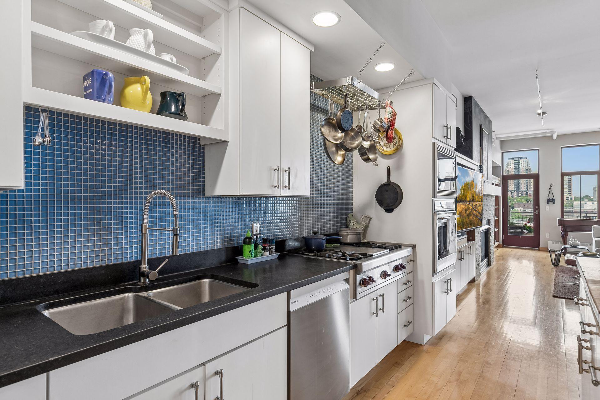 Gas range, tile backsplash, prep sink