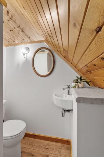 Upper level 1/2 bath