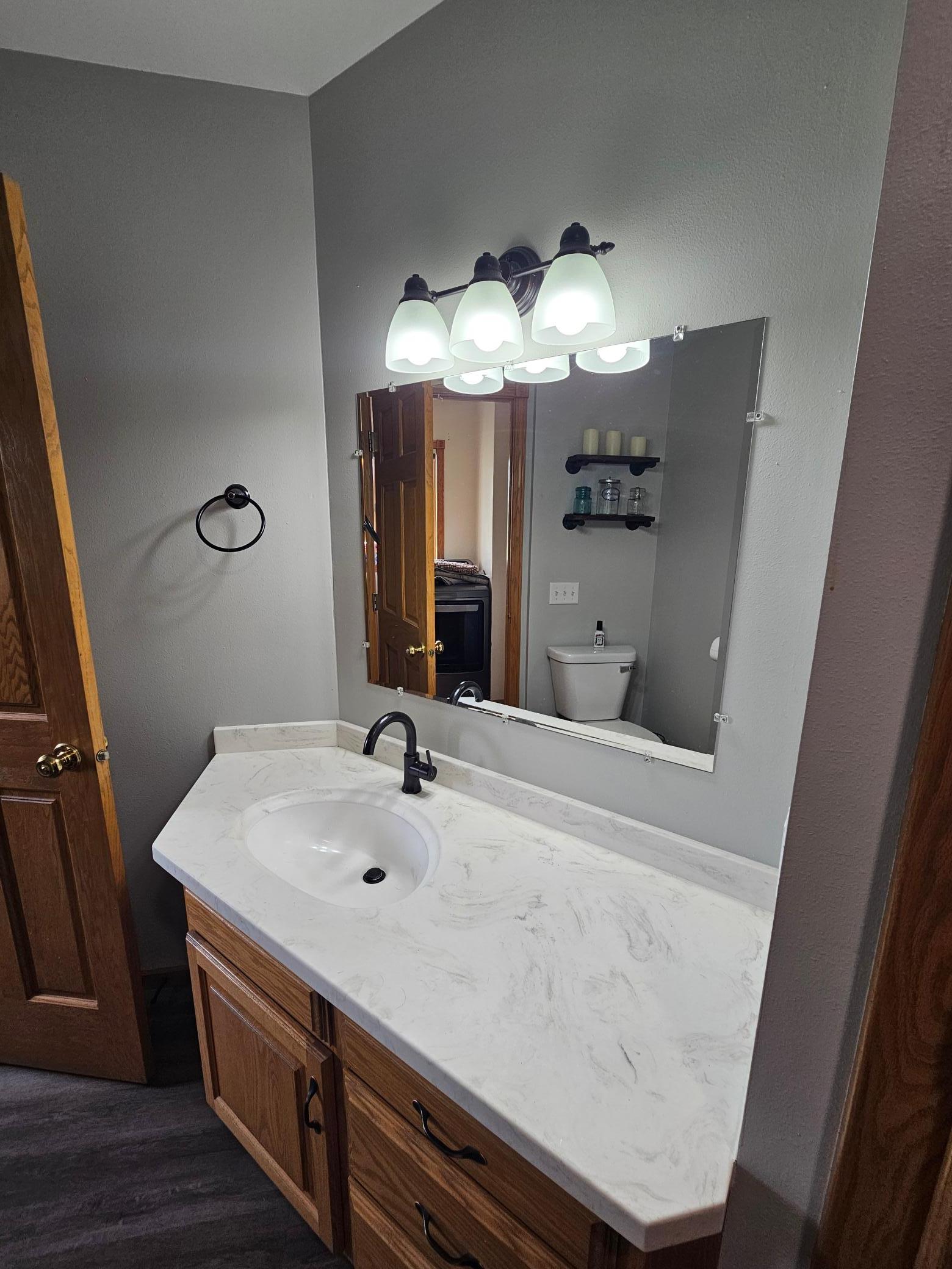 Main Floor Bath 2.jpg