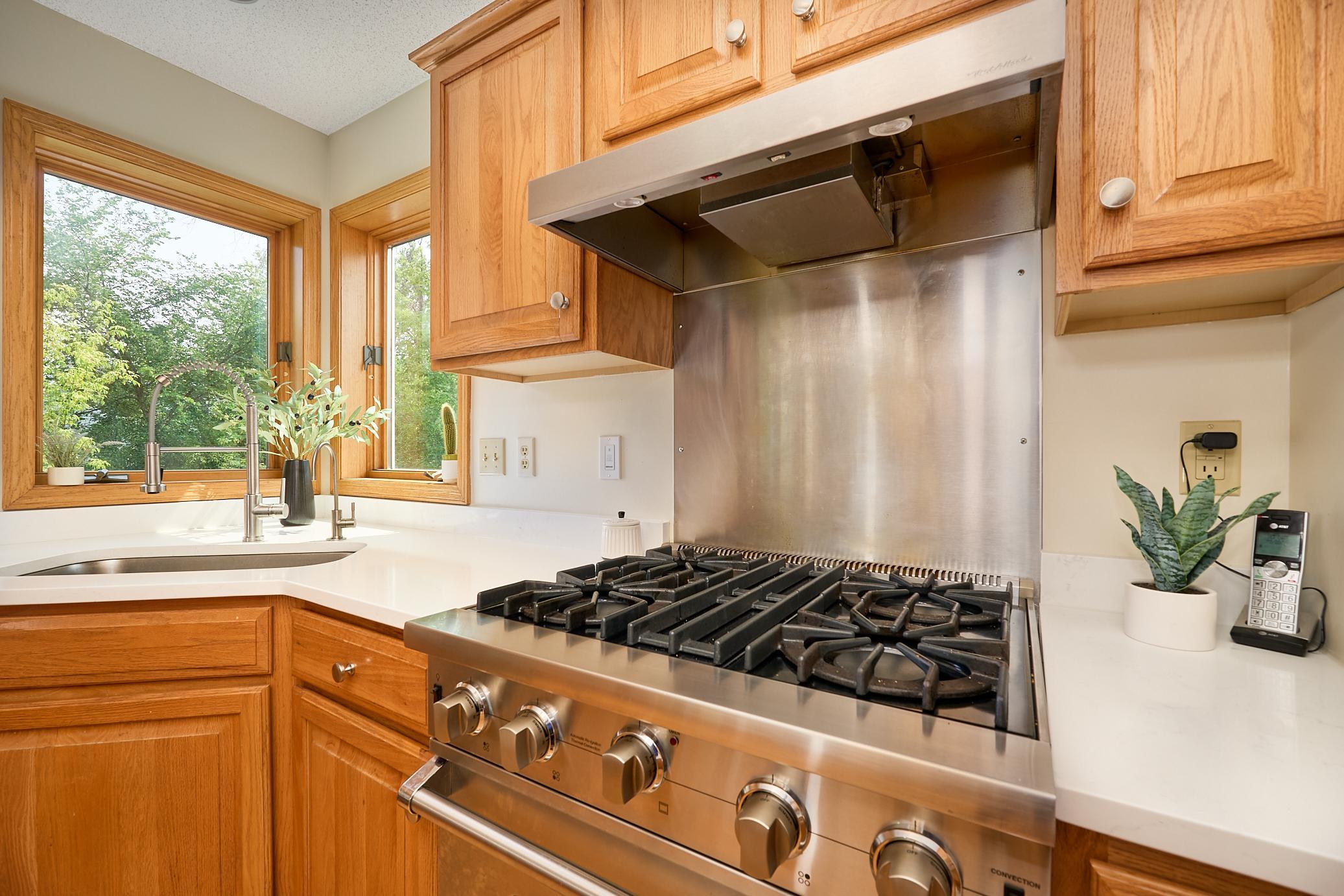 High-end Viking 5-burner gas range