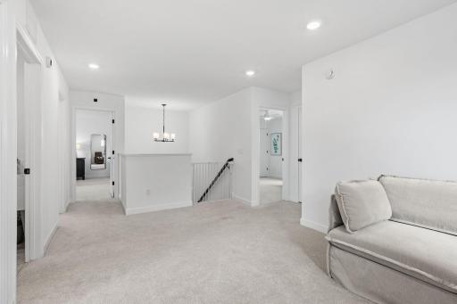 UL w/ 4 Bedsâall w/ walk-in closets + Loft + Laundry