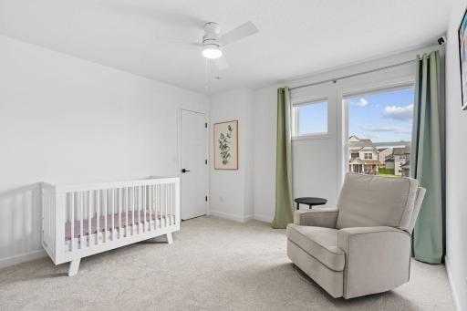 UL features 4 Bedsâall w/ walk-in closets