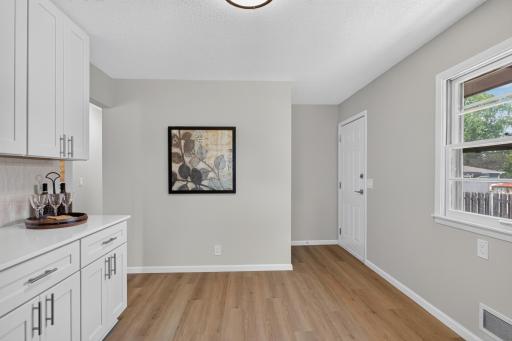 Side entry of the home into the kitchen