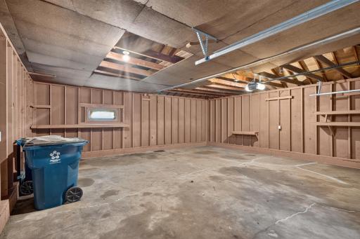 Large 2.5 stall garage