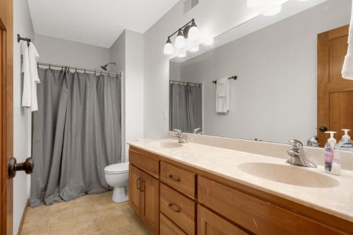 3/4 Bath With 2 Sink Vanity Services The Walk-Out Level